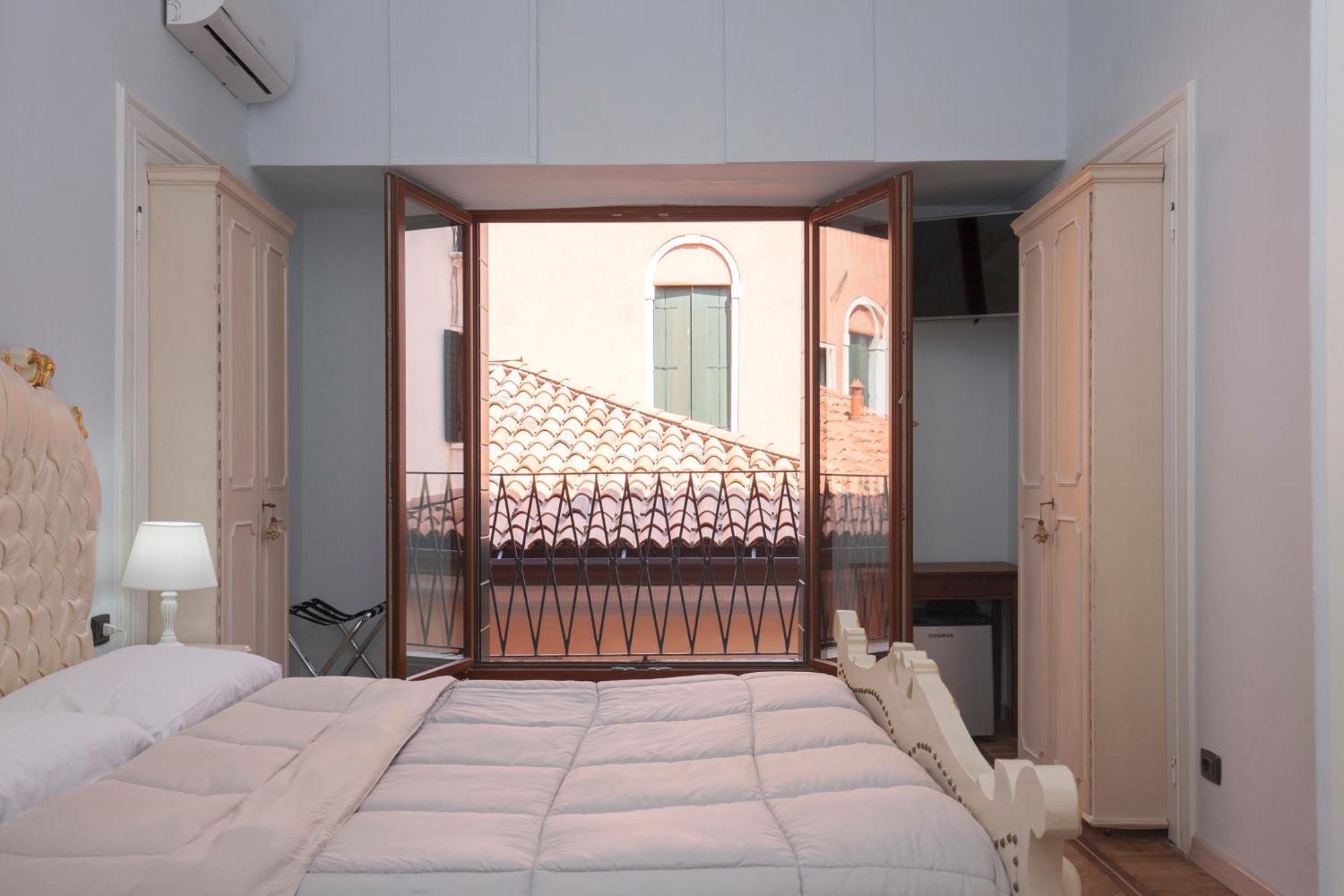 Simon' Secret Venice